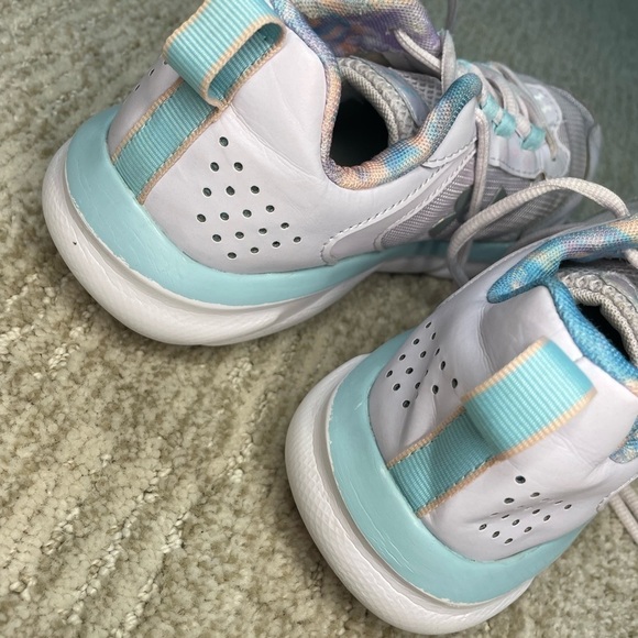 UNDER ARMOUR | Under ARMOUR Pale Purple with Iridescent Logo Sneakers, Size 7Y - Picture 3 of 5